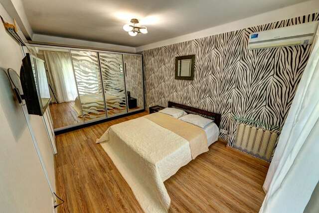 Апартаменты Apartments on Druzhby Narodiv Blvd Киев-4